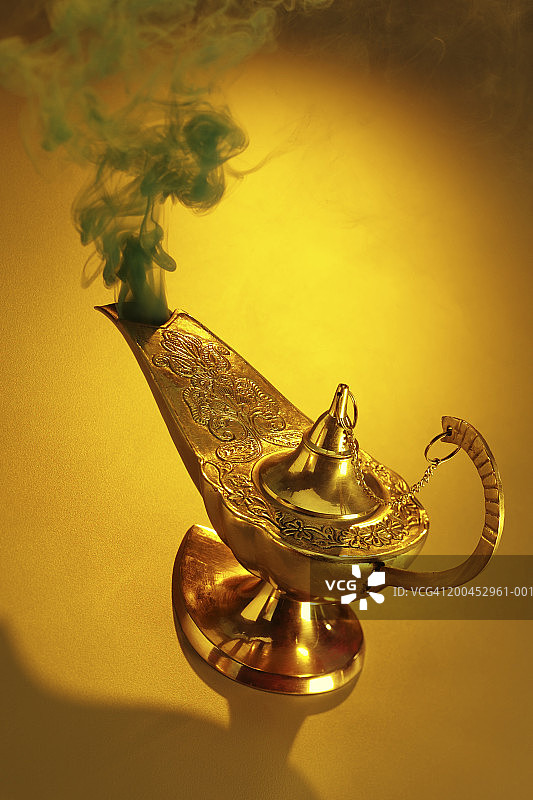 带有烟雾的魔法灯特写图片素材