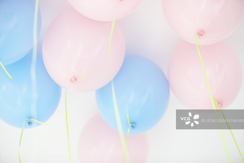 仰视天花板上的氦气球图片素材