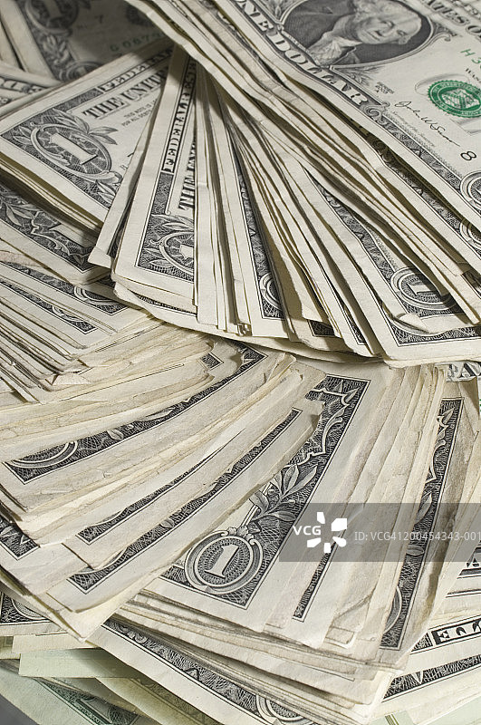 镜子上成堆的美元纸币图片素材