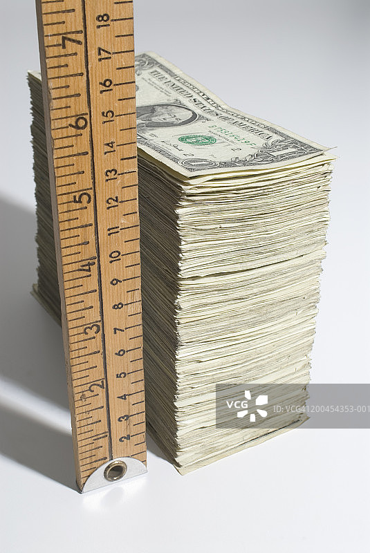 标尺旁的一堆美国1美元钞票图片素材