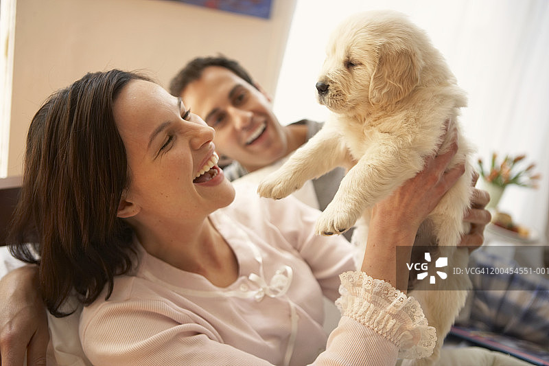 带着狗微笑的情侣图片素材