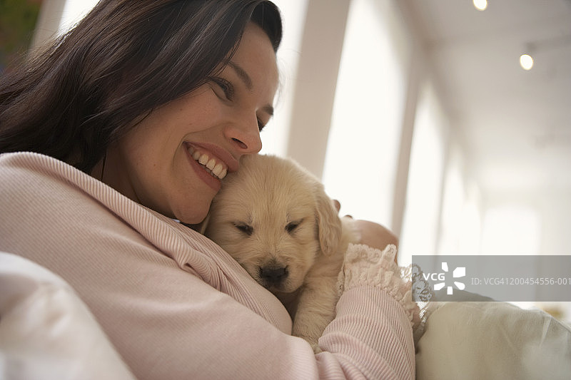 抱着狗微笑的女人图片素材