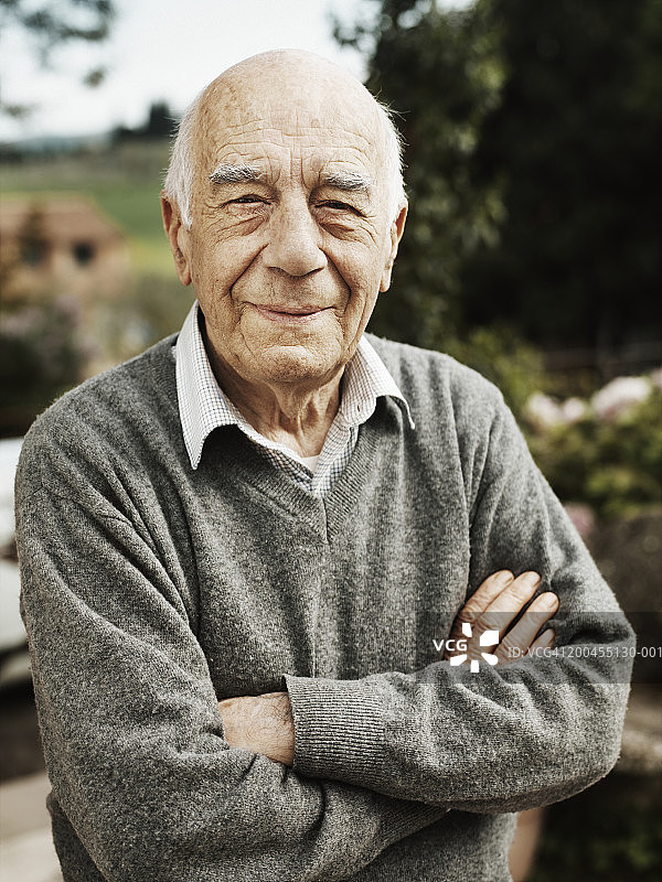 户外，手臂交叉，特写，年长男人肖像图片素材