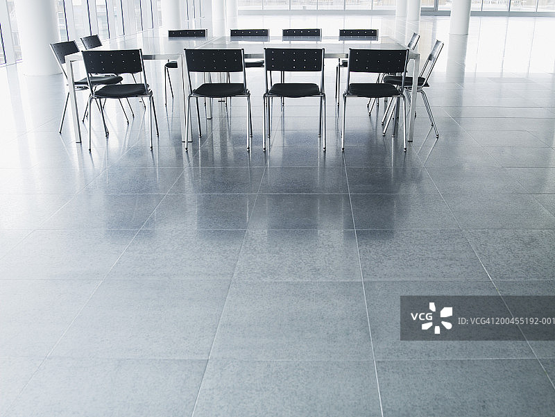 空旷办公室内的桌椅图片素材