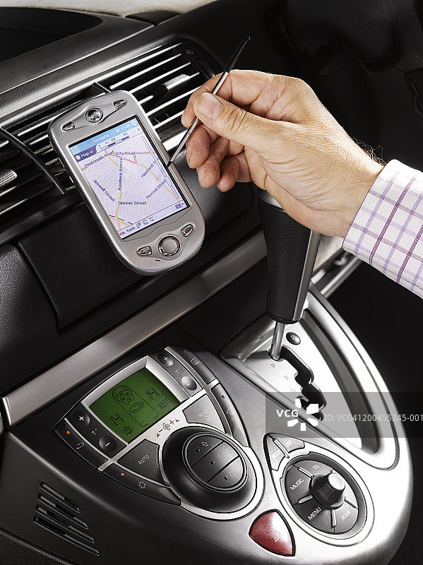 男人在车内使用卫星导航系统特写图片素材