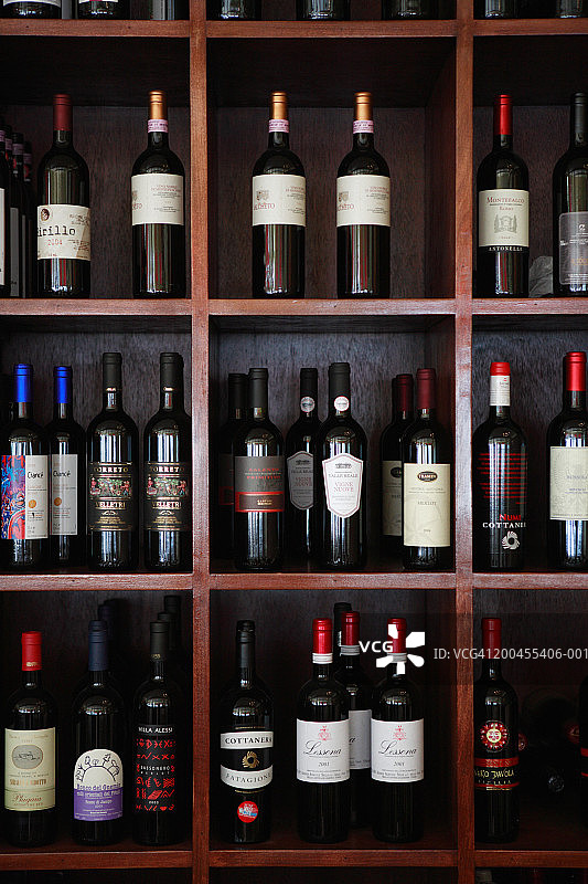 餐厅货架上的各种红酒瓶图片素材