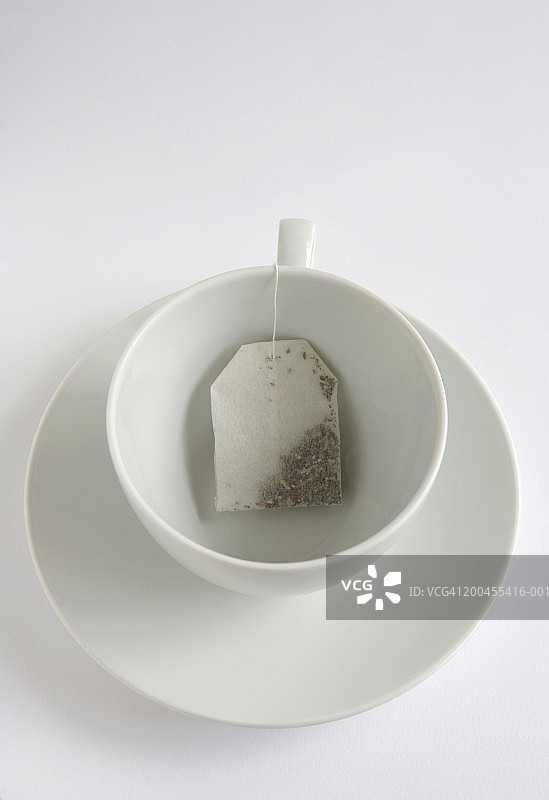白色杯子和茶托里的茶包，俯视图图片素材