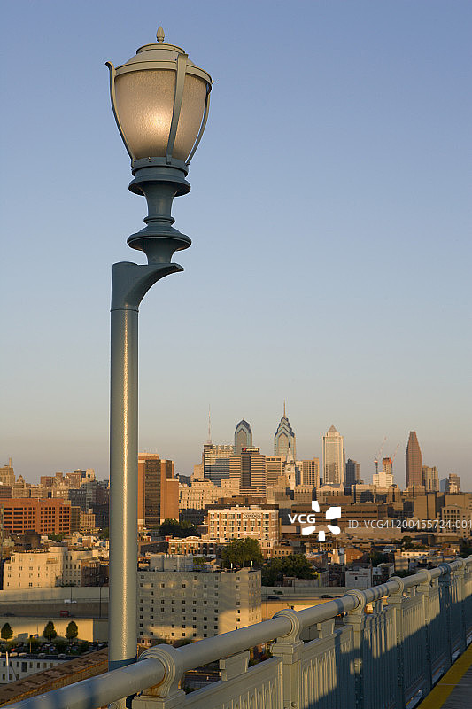 美国宾夕法尼亚州费城天际线和灯柱，日出图片素材