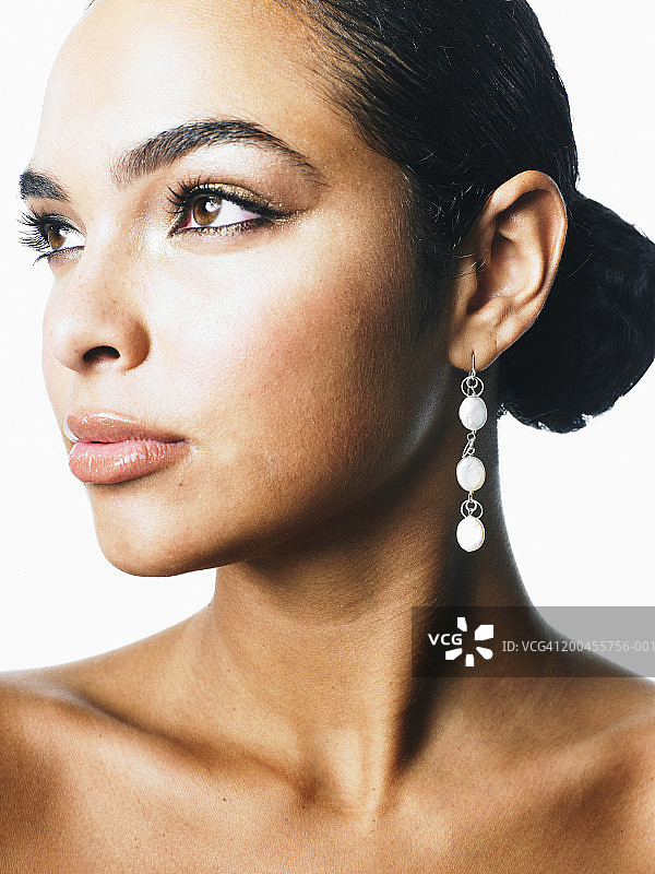 戴着淡水珍珠耳环，看向远方的年轻女人图片素材