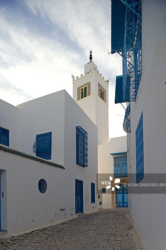 非洲突尼斯西迪布赛义德村的清真寺尖塔和街道图片素材