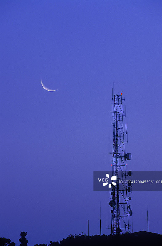 美国加利福尼亚州洛杉矶：黄昏时的无线电发射塔图片素材