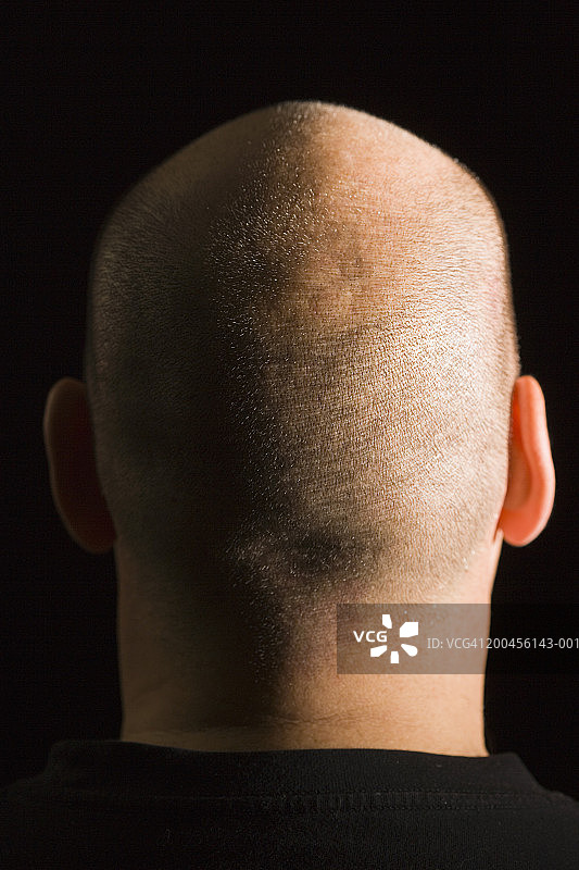剃光头的中年男人，特写，后视图图片素材