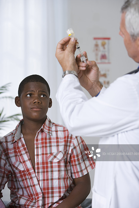 医生给男孩（10-12岁）注射图片素材