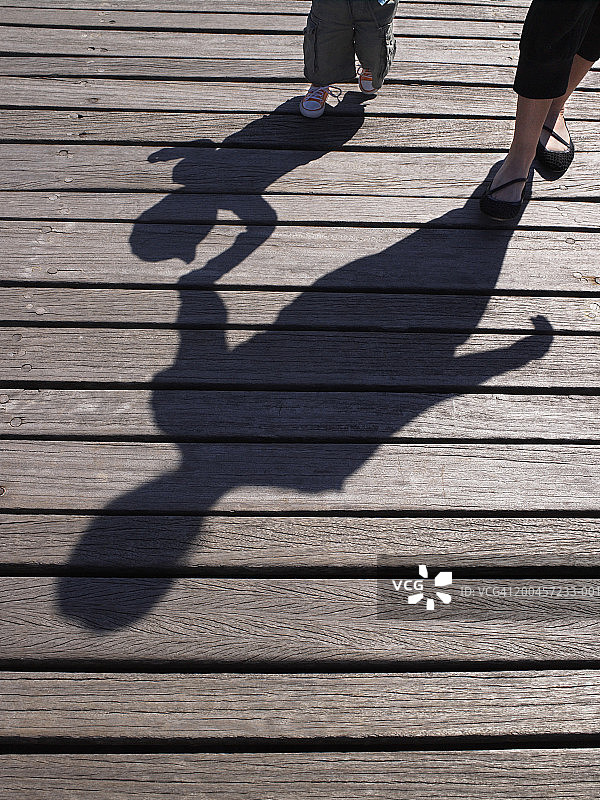 女人和女童（15-18个月），后视图，下半身图片素材