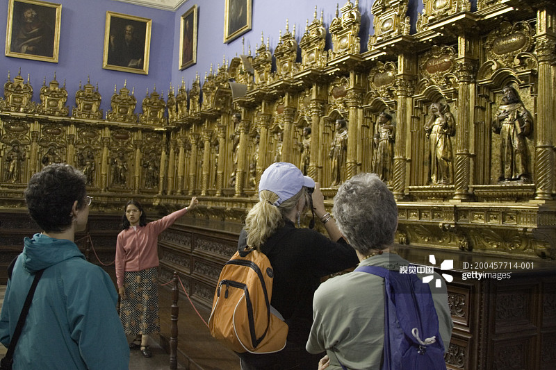 参加圣弗朗西斯科修道院导游的游客图片素材