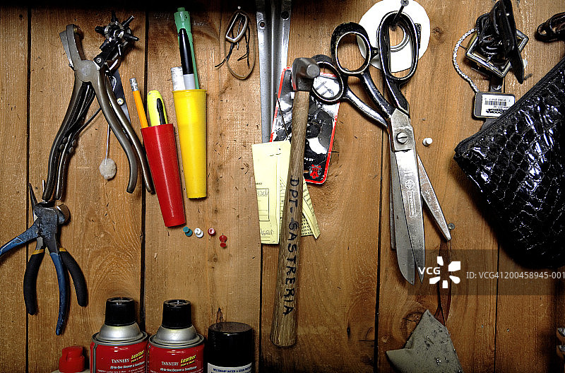 挂在木板上的裁缝工具特写图片素材