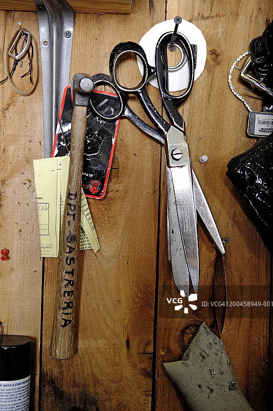 挂在木板上的裁缝工具特写图片素材