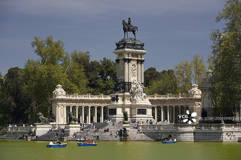 西班牙马德里雷蒂罗公园阿方索十二世陵墓和湖泊图片素材