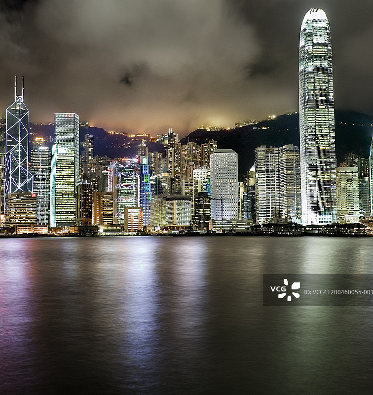 中国香港天际线与国际金融中心夜景图片素材