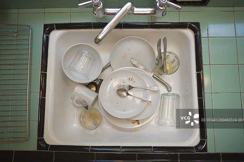 水槽中的脏盘子图片素材