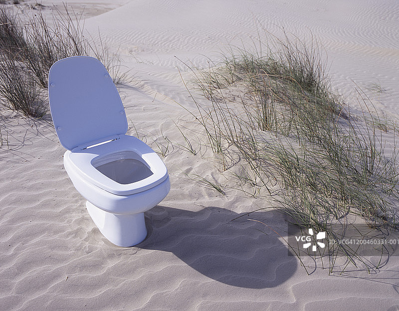 沙丘上的卫生间，高角度景观图片素材
