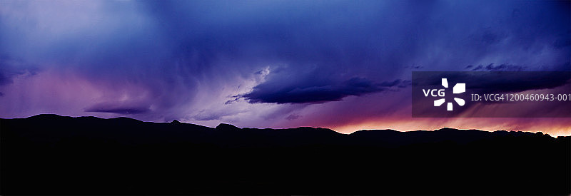 美国怀俄明州谢里丹：大角山脉上的日落风暴云图片素材