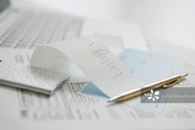 带收据和笔记本电脑的笔图片素材