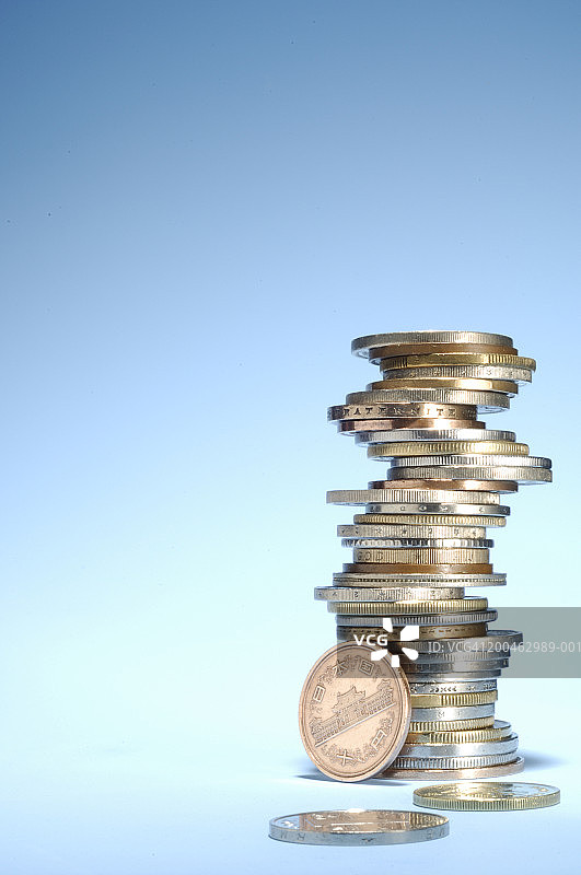 堆叠的外国硬币，日元硬币图片素材