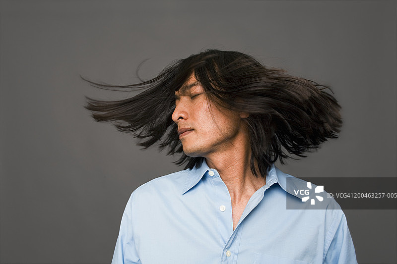 闭着眼睛的男人摇头图片素材