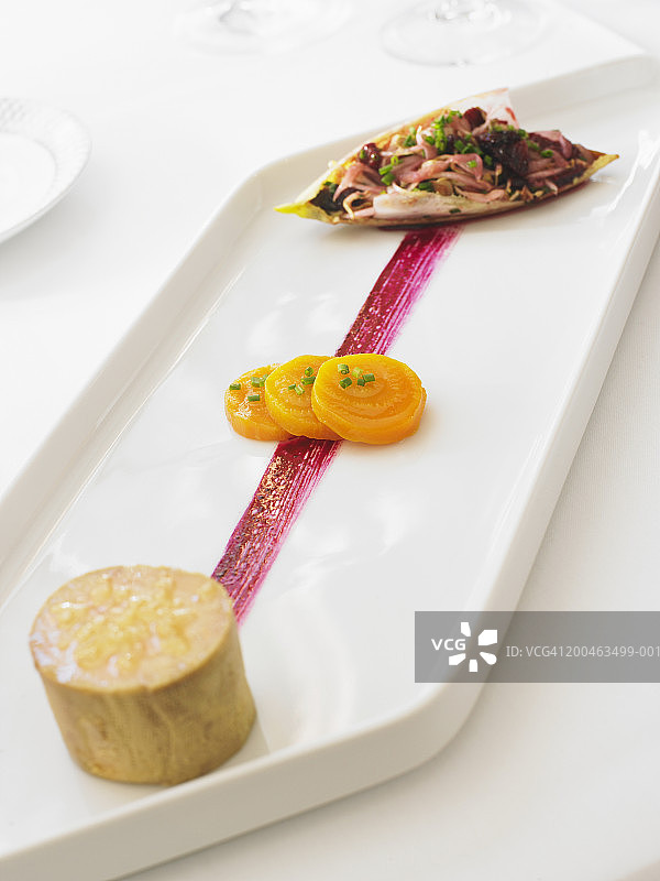 配血橙、菊苣和烤甜菜的鹅肝火炬图片素材