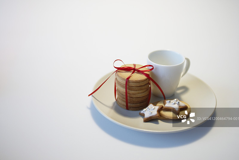 盘子里的曲奇饼干和杯子图片素材