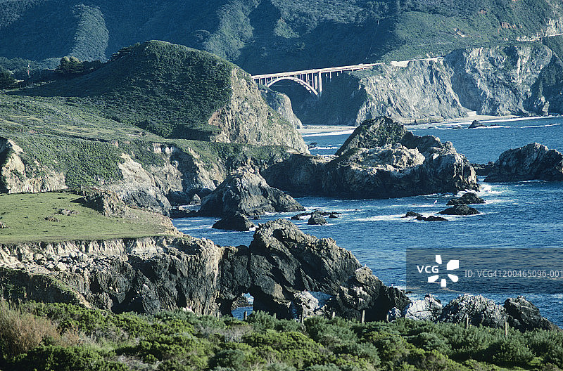 美国加利福尼亚州大苏尔比克斯比大桥和海岸线图片素材