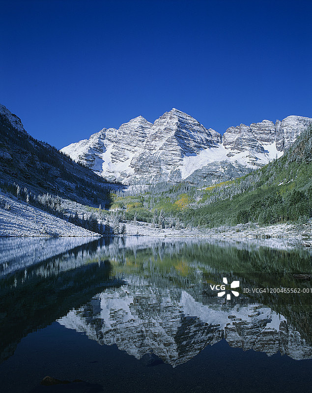 美国科罗拉多州褐铃山和褐铃湖秋景图片素材