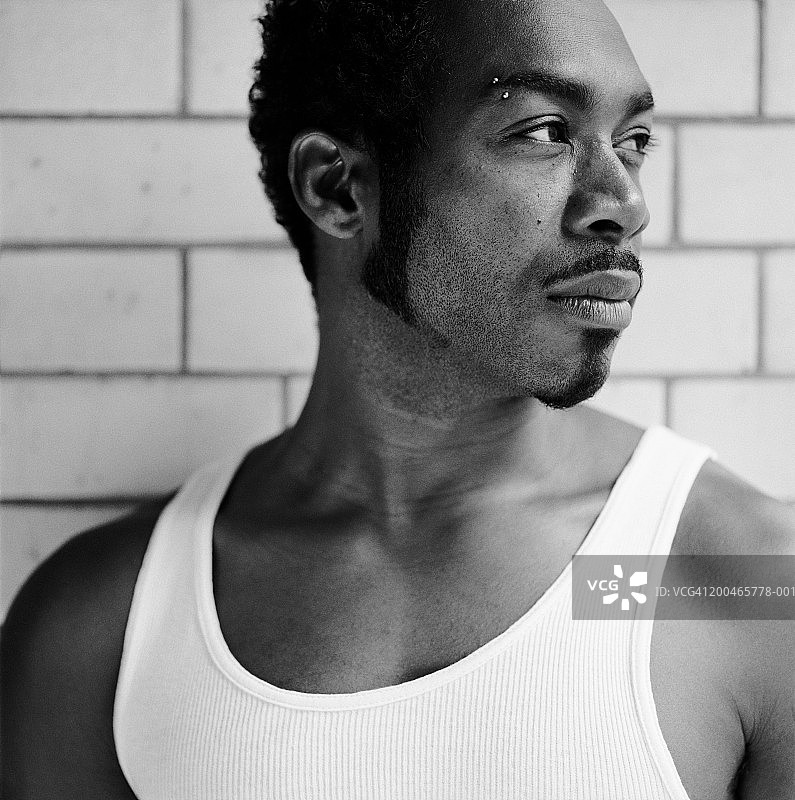 眉毛穿孔看向一侧的男人（黑白）图片素材