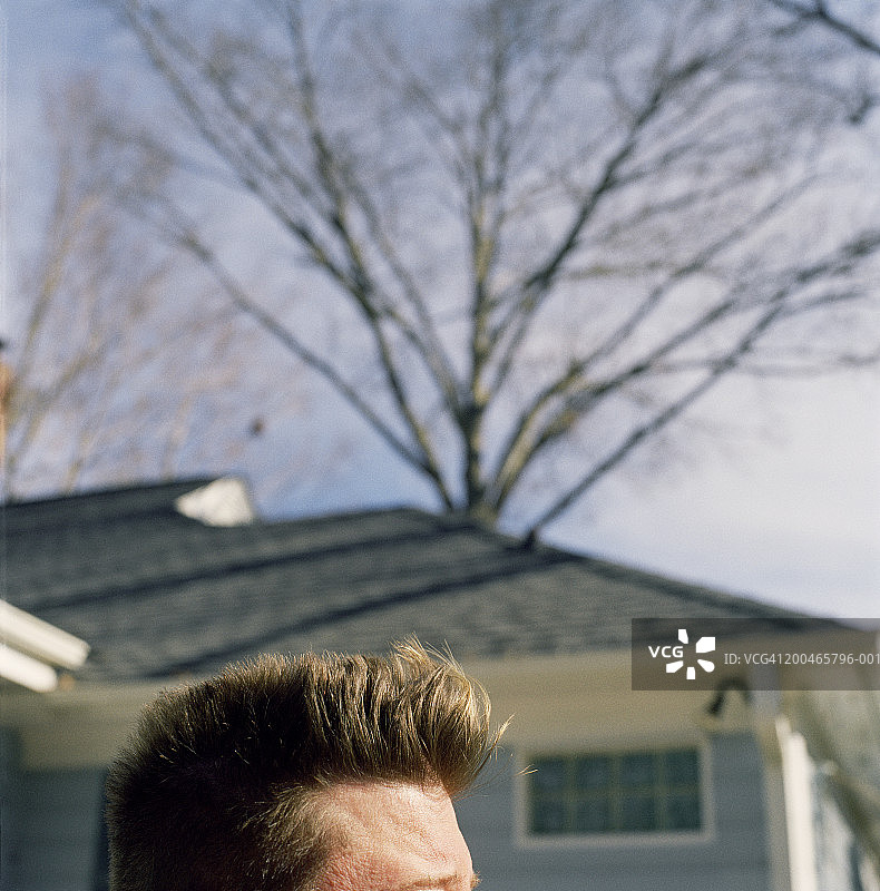 房子前方的男人侧视图高段图片素材