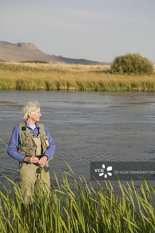 美国，爱达荷州，Picabo，年长妇女在银溪飞钓图片素材