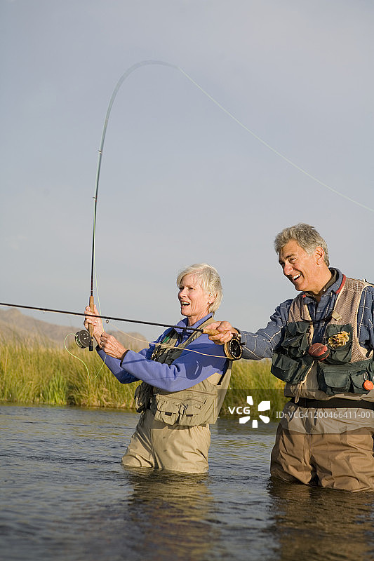 美国爱达荷州皮卡博，年长的男人和女人在银溪飞蝇钓鱼图片素材