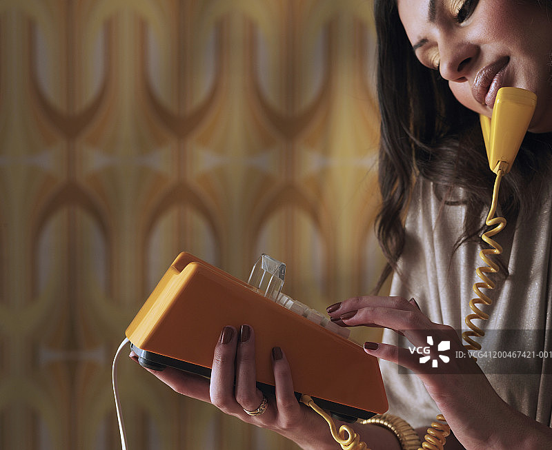 年轻女子拨打复古电话，特写镜头图片素材