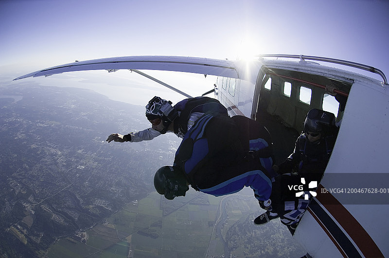 两名跳伞运动员跳出飞机，鸟瞰图图片素材