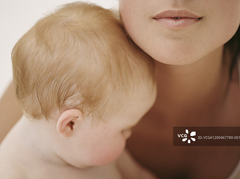 年轻女人和她的女儿（18-21个月）的特写图片素材