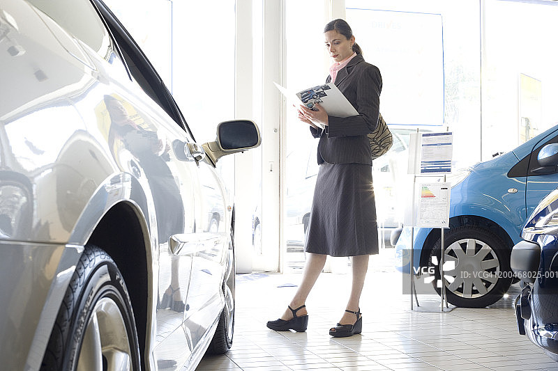 女人在汽车展厅选购汽车图片素材