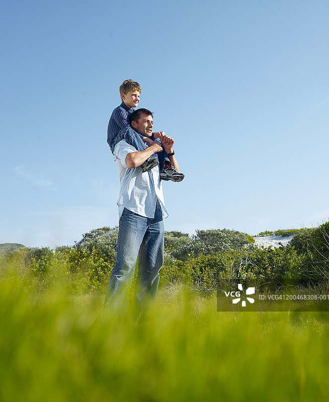 父亲户外扛着儿子图片素材