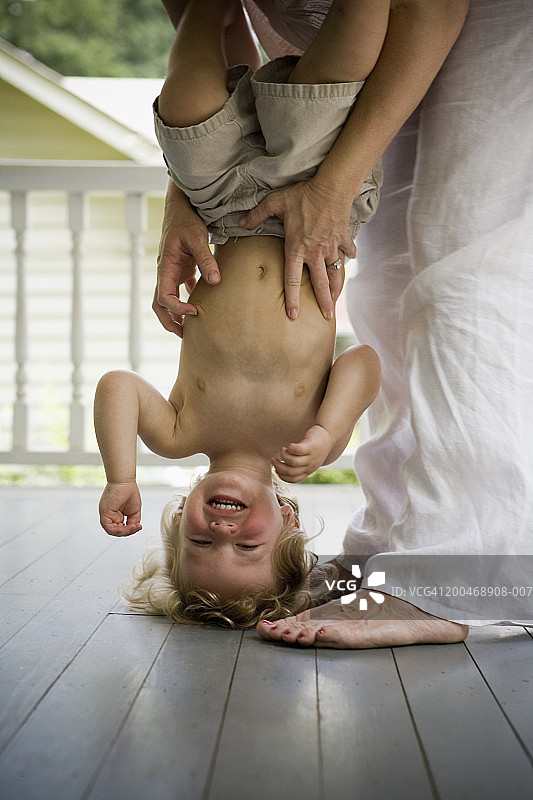 母亲和男童（21-24个月）在门廊上玩耍图片素材