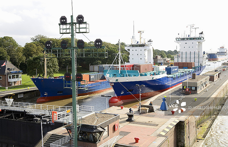 德国石勒苏益格-荷尔斯泰因州，基尔运河，运河船闸中的船只图片素材