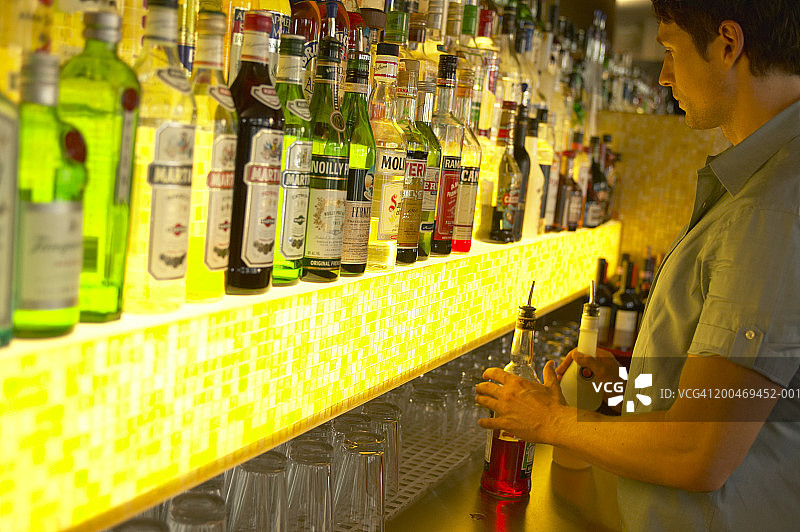 在酒吧工作的男人，面对光学仪器图片素材