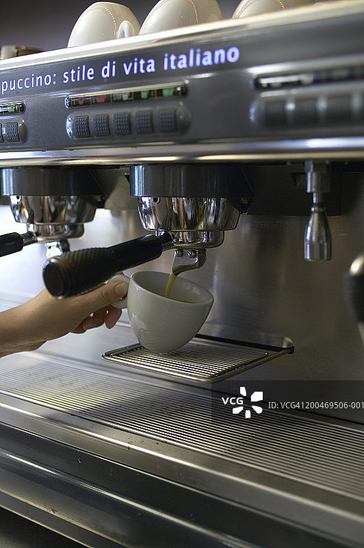 年轻女服务员使用咖啡机特写镜头图片素材