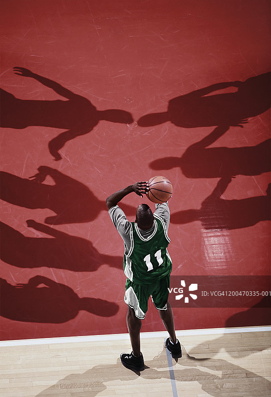 篮球运动员投篮后视高角度图片素材