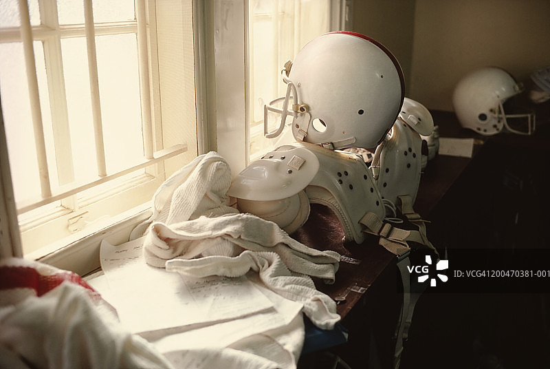 窗边的美式橄榄球设备特写图片素材