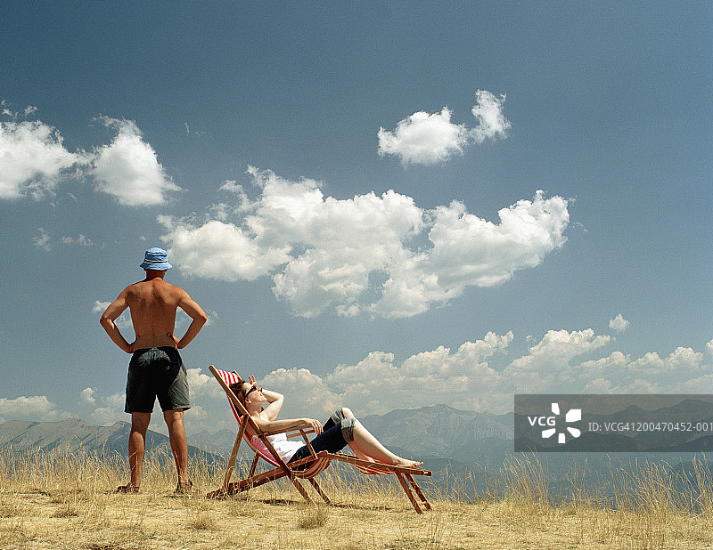 法国普罗旺斯风景情侣，女子在躺椅上放松图片素材