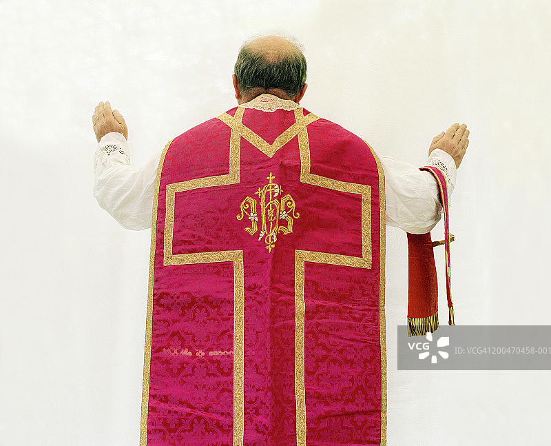 举起双臂的牧师后视图图片素材